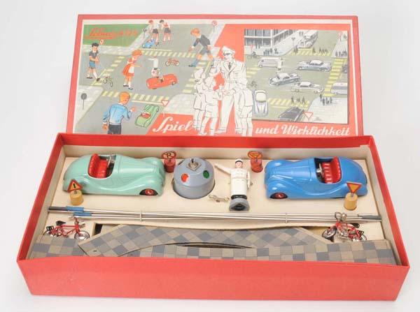 Schuco: Schuco, Driving School, W-Germany, box 22 x 45 cm, functions ok, original box condition 1, one car with little dent, otherwise perfect condition Deutsche Beschreibung: Schuco, Fahrschule, W-Germany, B