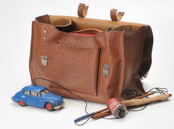 Sommermeyer: Sommermeyer, Telecontrol- Car with Bag, GDR, car 17,5cm, Bag 35cm, mixed material, functions not checked, condition 2+ Deutsche Beschreibung: Sommermeyer, Fernsteuer-Auto mit Tasche, DDR, Auto 17,5 cm