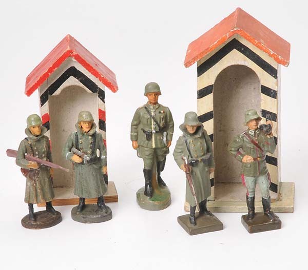 Lineol/ Elastolin: Lineol/ Elastolin, 5 Soldiers + 2 Watch-Houses, Germany prewar, composit, Deutsche Beschreibung: Lineol/ Elastolin, 5 Soldaten + 2 Wachhäuser, Germany VK, 7 cm Figuren, Masse, (545)
