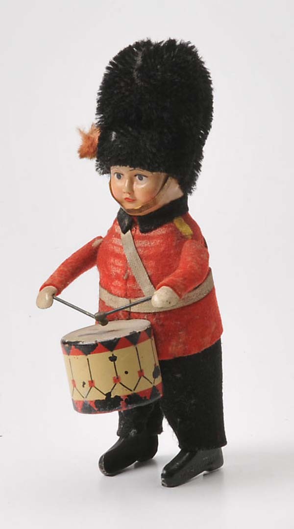 Schuco: Schuco, English Guarding Soldier, Germany, 15cm, windup ok, slightly dirty, condition 2 Deutsche Beschreibung: Schuco, Englischer Wachsoldat, Germany, 15cm, Uhrwerk ok, leicht schmutzig, Z 2, (11)