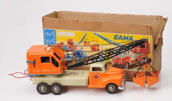 Gama: Gama, Digger Truck, W.-Germany, tin, friction ok, electric drive not checked, minimal paint damage, condition 2, Deutsche Beschreibung: Gama, Bagger-LKW, W.-Germany, 44 cm, Blech, Friktion ok, Elektro