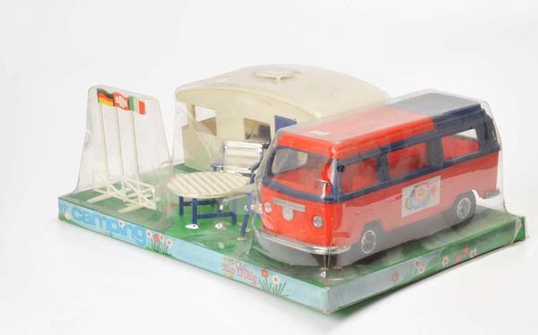 W.Mennella: W.Mennella, VW Bus with Caravan, Italy, at blister 30x45 cm, plastic, condition 1 Deutsche Beschreibung: W.Mennella, VW Bus & Caravan, Italien, im Blister 30x45 cm, Kunststoff, Z 1, (285)