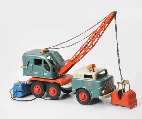 Gama: Gama, Digger Truck, W.-Germany, 31 cm, tin, battery drive not checked, condition 2+ Deutsche Beschreibung: Gama, Bagger LkW, W.-Germany, 31 cm, Blech, Elektroantrieb nicht geprüft, Z 2+, (2509)