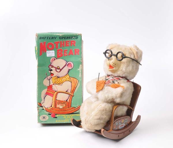 Modern Toys: Modern Toys, Mother Bear, Japan, 25 cm, mixed material, battery drive and functions ok, original box condition 2, condition 1-2 Deutsche Beschreibung: Modern Toys, Mother Bear, Japan, 25 cm, Gemischtb