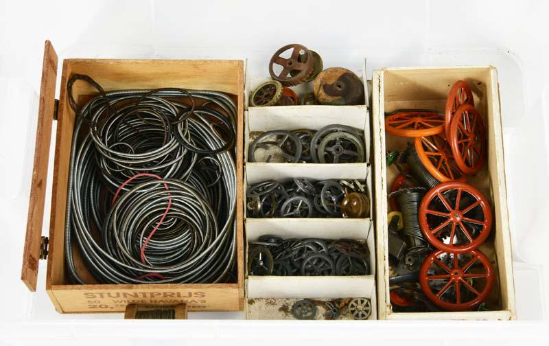 Konvolut Ersatzteile, Rader, Lenkrader u.a.: Bundle of spare parts, wheels, steering wheels a.o., please inspect