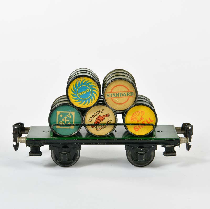 Marklin, Plattformwagen mit 5 Benzinfassern (1 of 3)
