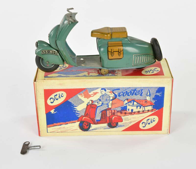 Mic, Scooter (1 of 3)