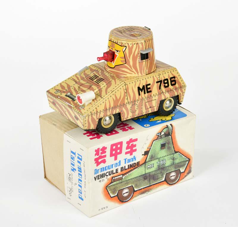 Armoured Tank ME 796: Armoured Tank ME 796, China, 23 cm, tin, function not checked, box, visually C 1