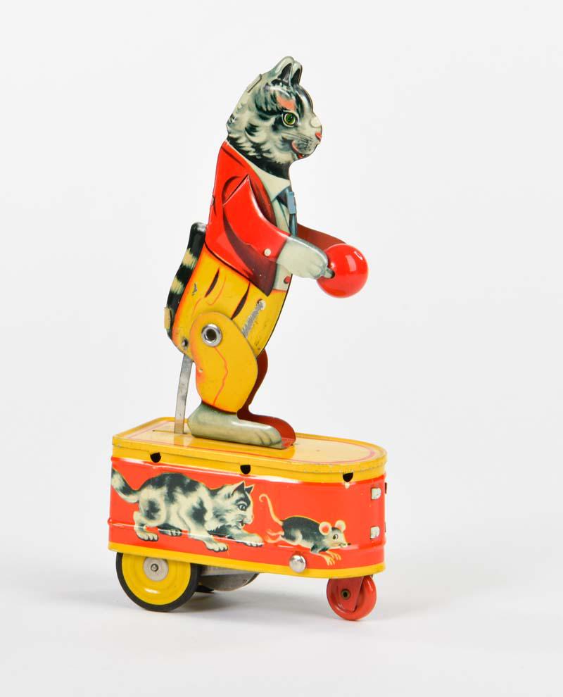 Hofler, Katze auf Podest (1 of 3)