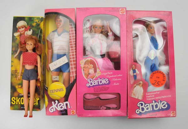 Mattel: Mattel, Scooter, 2 barbies, tennis-Ken, original packaging Deutsche Beschreibung: Mattel, Scooter, 2 Barbies, Tennis-Ken, 30 cm, original verpackt, (2300)