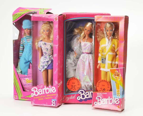 Mattel: Mattel, 4 Barbies, eighties, in original box, condition 1 Deutsche Beschreibung: Mattel, 4 Barbies, je 27 cm, 80 er Jahre, original verpackt, Z 1, (2300)