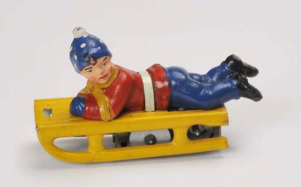 Göso: Göso, boy on sledge, US Zone Germany, tin, composite, windup ok, condition 1- Deutsche Beschreibung: Göso, Junge auf Schlitten, 9 cm, US Zone Germany, Blech, Masse, Uhrwerk ok, Z 1- (2623)