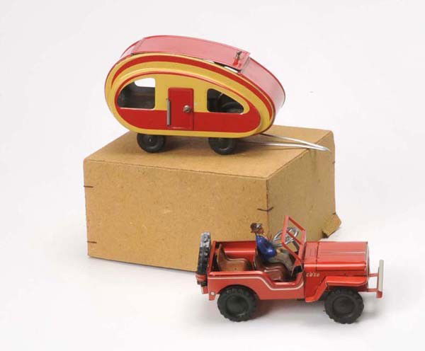 Göso: Göso, Jeep with caravan, US Zone Germany, tin, windup ok, condition 1- Deutsche Beschreibung: Göso, Jeep mit Caravan, US Zone Germany, 27 cm, Blech, Uhrwerk ok, im Kartonunterteil, Z 1-, (2417)