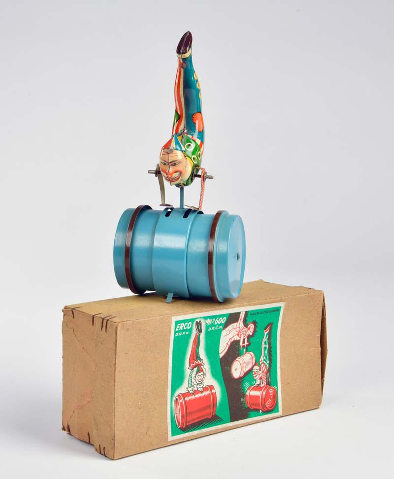 Erco, Clown auf Fass (1 of 1)