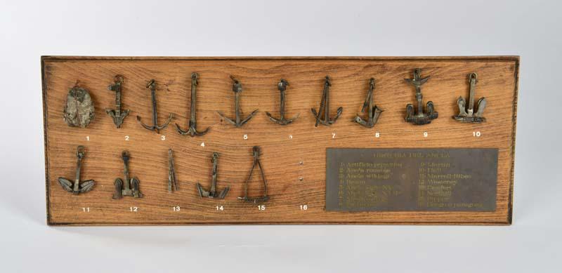 Brett mit Ankern "Historia del Ancla": Board with anchors "Historia del Ancla", 43x16 cm, 1 anchor missing
