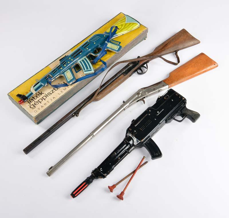 Konvolut Spielzeug Gewehre: Bundle of toy guns, Germany + Hungary, function not checked, part. paint d., Western + Scify, please inspect