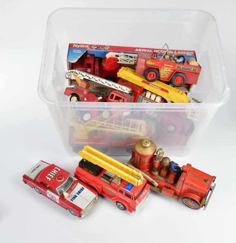 Gama, Ertl u.a., Konvolut Feuerwehren: Gama, Ertl a.o., bundle of fire engines, mixed constr., part. defects, please inspect