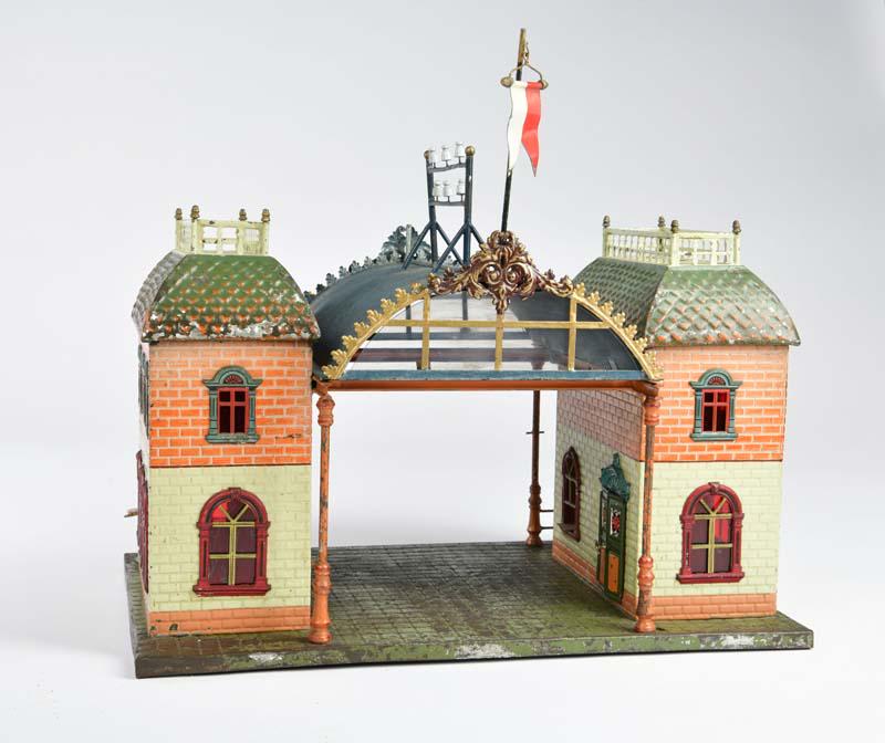 Bing, Bahnhof fur Spur 1: Bing, railway station gauge 1, Germany pw, 42x28 cm, paint d. due to age, flag original, signal bell replaced, nice original condition