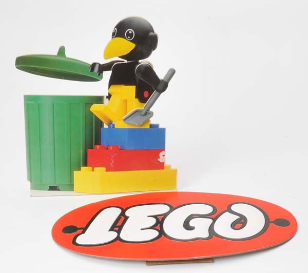 Lego: Lego, Advertising Display + Label, out of paperboard, condition 1+2 Beschreibung:Lego, Werbe Display+Logo, 25-31 cm, Pappe, Z 1+2, (3295)