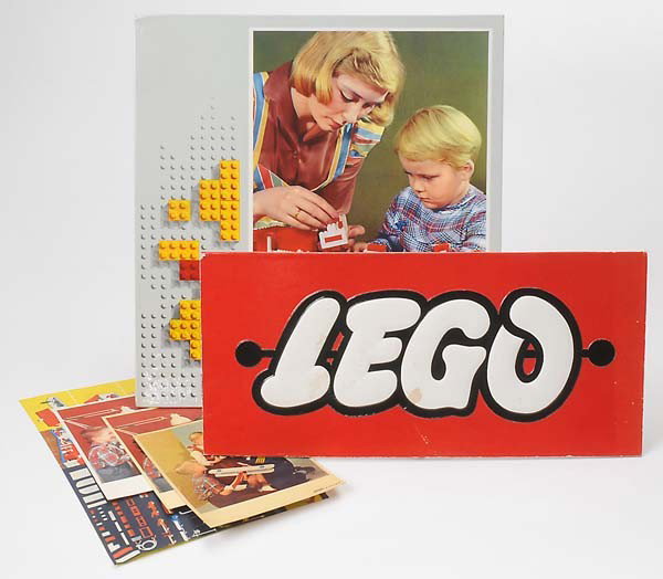 Lego: Lego, 2 Displays, 3 Postcards and instruction leaflet, condition 1-2 Beschreibung:Lego, 2 Displays, 3 Postkarten und Beipackzettel, Z 1-2, (3295)