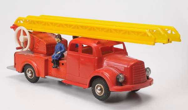Günthermann: Günthermann Fire Engine, mixed material, friction ok, mechanical ladder defective, otherwise good condition Beschreibung:Günthermann Feuerwehr, 33 cm, Gemischtbauweise, Friktion ok, Leitermechanik d
