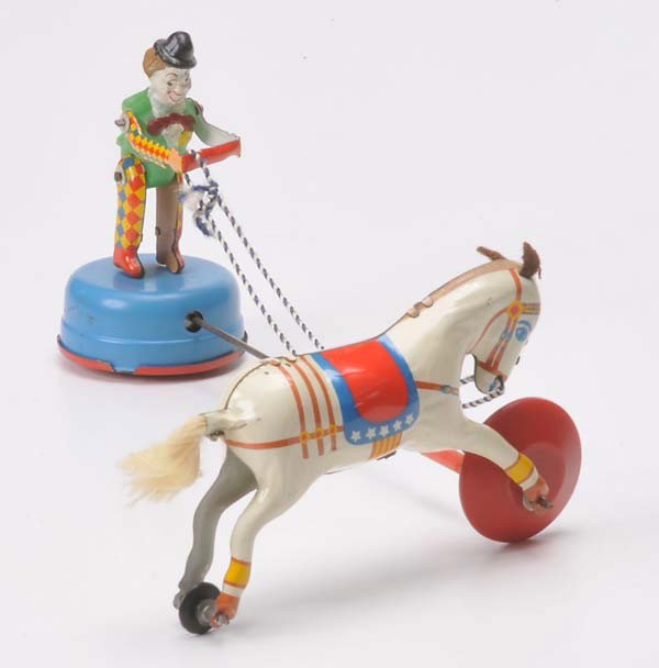 Gama: Gama, Clown and Circus Horse, tin, figure out of composite, windup ok, condition 1 Beschreibung:Gama, Clown mit Zirkuspferd, 22 cm, Blech, Massefigur, Uhrwerk ok, Z 1, (3158)