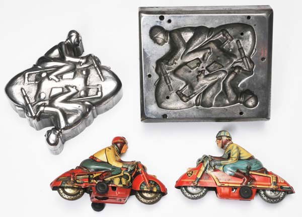 Huki: Huki, 2 original forms and 2 Huki motor-bike 1/15 + Catalog, W.- Germany, Motor- bikes C 2, Catalog C 1 Beschreibung:Huki, 2 original Formen und 2 Huki Motorräder 1/15 + Katalog, W.- Germany, Motorr�