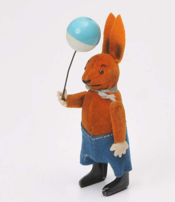 Schuco: Schuco, Rabbit and Ball, Germany, ball a little dented, otherwise very good condition Beschreibung:Schuco, Hase mit Ball, 13 cm, Germany, kleine Delle im Ball, sonst sehr guter Zustand, (11)
