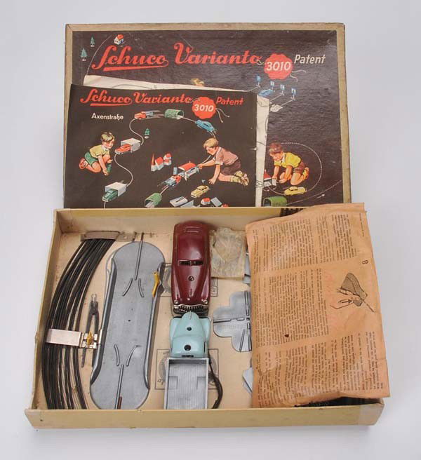 Schuco: Schuco, Varianto 3010 D, US Zone Germany, tin, windup ok, minimal paint damage, original box condition 2-, with 2 cars, condition 1-2 Beschreibung:Schuco, Varianto 3010 D, 23x32 cm, US Zone Germany, B