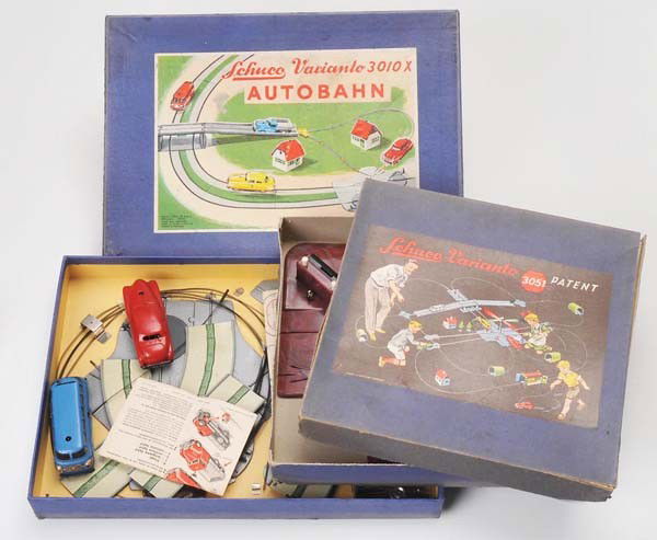 Schuco: Schuco, Varianto 3010 X and 3051 Signal Light, US Zone Germany , tin, minimal paint damage, one windup defective and one ok, condition 2- Beschreibung:Schuco, Varianto 3010 X und 3051 Ampel, US Zone G