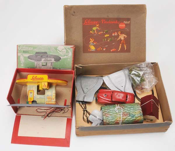 Schuco: Schuco, Varianto 3010/0 + Petrol Station, W-Germany, tin, windup defective, original box condition 2, car condition 3-4, petrol station condition 2+ Beschreibung:Schuco, Varianto 3010/0 + Tankstelle,