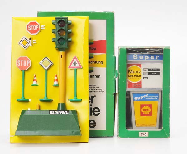 Gama: Gama, Signal Light and Petrol Pump, W-Germany, plastic, functions not checked, original box condition 1-, condition 1 Beschreibung:Gama, Ampel und Zapfsäule, 20 + 24 cm, W-Germany, Kunststoff, Funkti