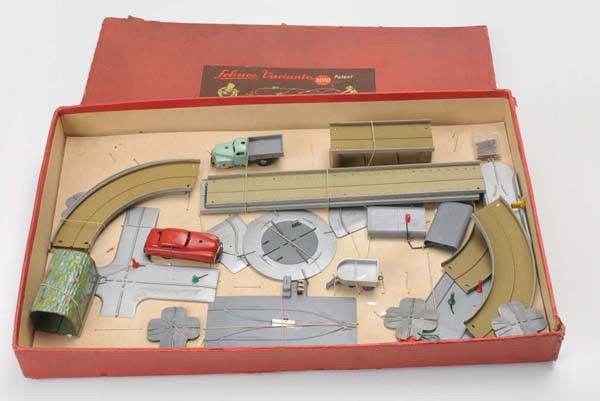 Schuco: Schuco, Varianto 3010 R, US Zone Germany, original box condition 3+, complete ?, 1 car condition 2, 1 car without motor Beschreibung:Schuco, Varianto 3010 R, 44x68 cm, US Zone Germany, Okt Z 3+, kompl