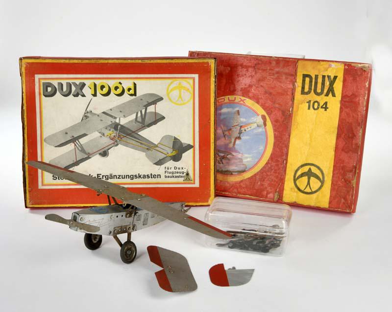 Dux, Flugzeug + 2 Kartons + Teile (1 of 1)