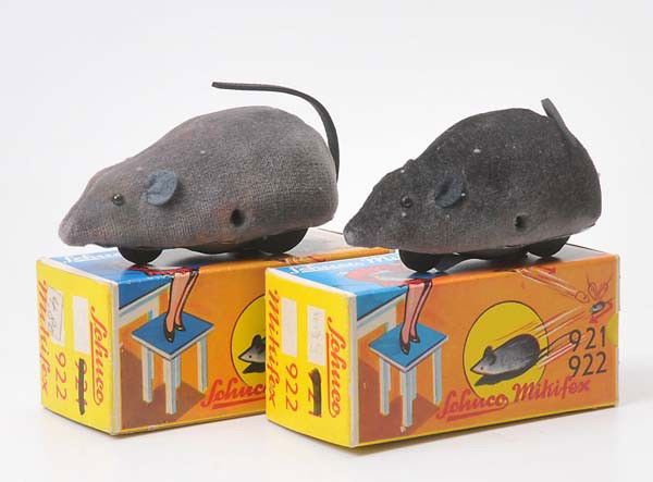 Schuco: Schuco, 2 Mikiflexmäuse, US Zone Germany, mixed material, windups ok, original boxes condition 1, condition 1 Beschreibung: Schuco, 2 Mikiflexmäuse, je 8 cm, US Zone Germany, Gemischtbauweis