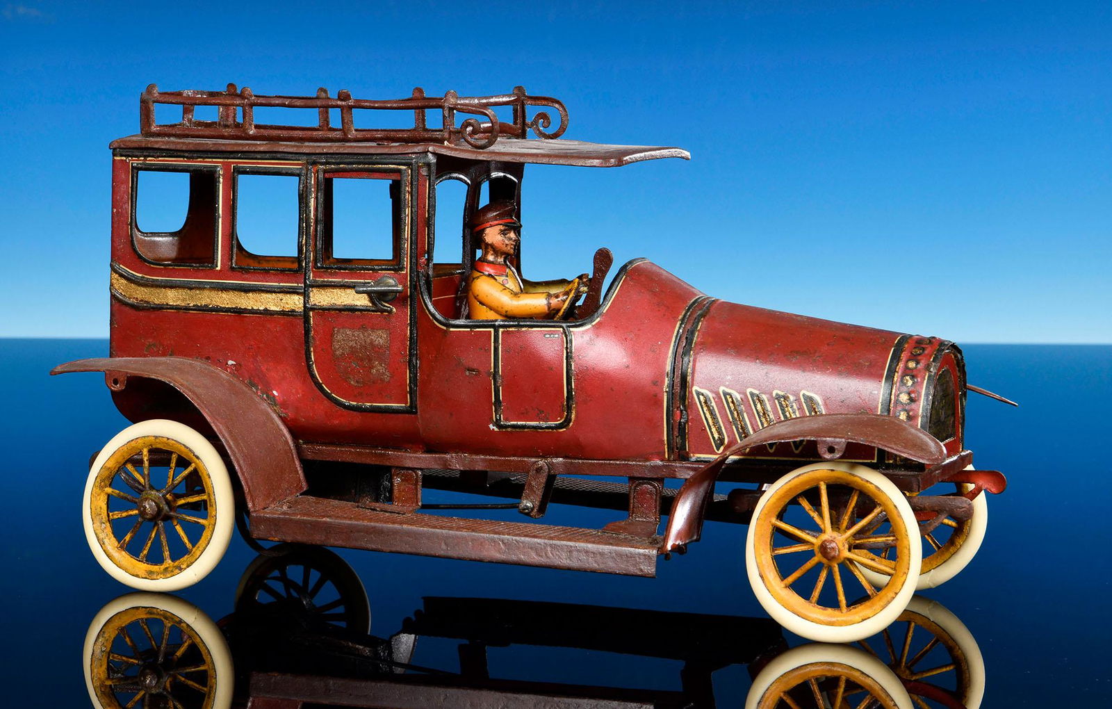 Hans Eberl, Limousine: Hans Eberl, Limousine, 35 cm, Blech, Uhrwerk funktioniert, Deutschland, um 1910, mit Fahrer, Gummibereifung, handlackiert, teilweise farblich ausgebessert