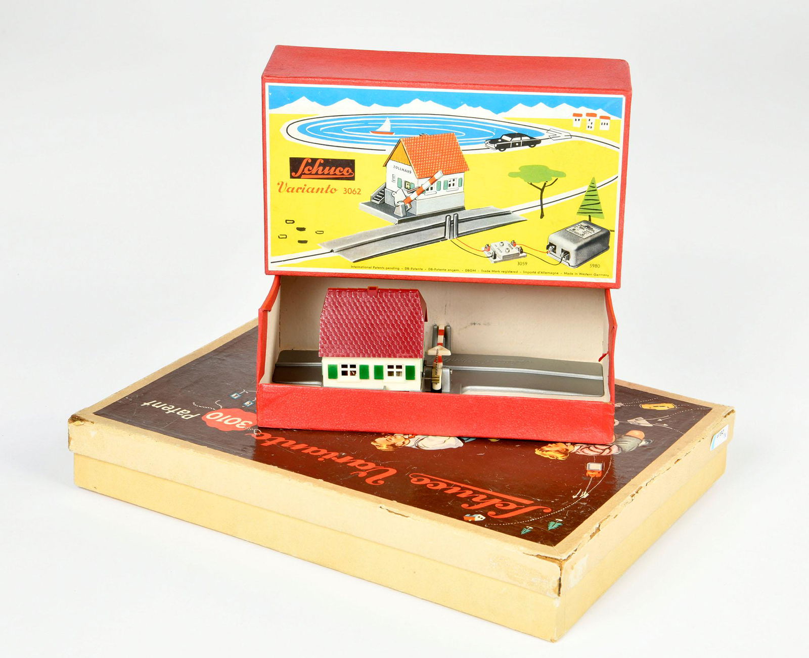 Schuco, Varianto 3010 D + Zollstation, (1 of 2)