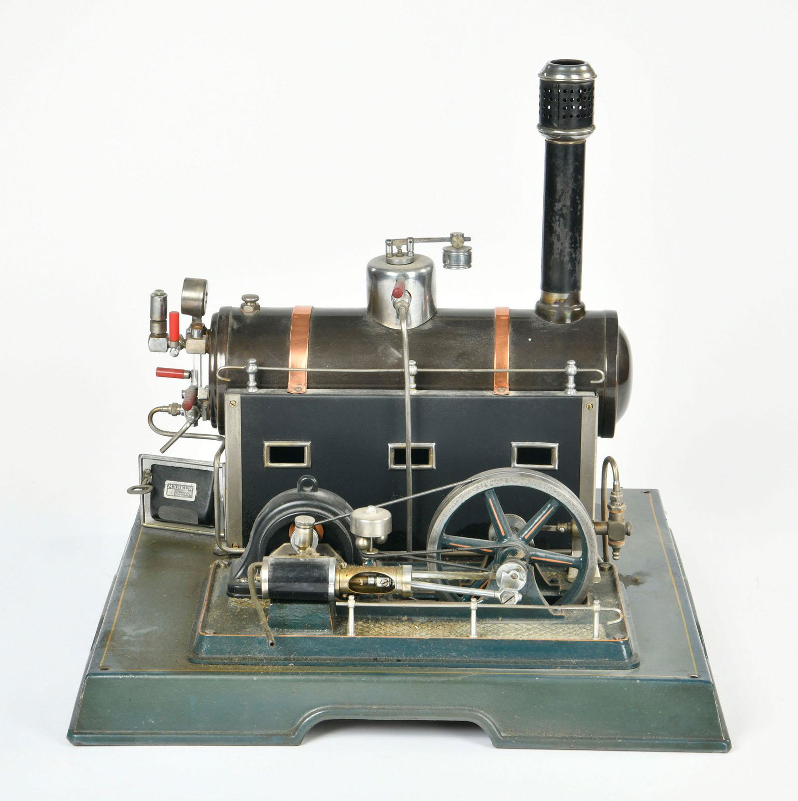 Marklin, Grosse Dampfmaschine mit 2,5 Volt Dynamo (1 of 3)