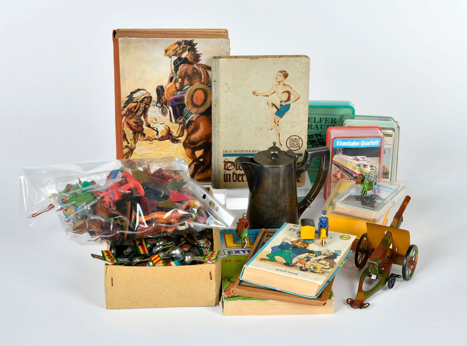 Konvolut Spielzeug u.a., 3 Erzgebirge Motorrader, Hausser Geschutz u.a. (1 of 1)