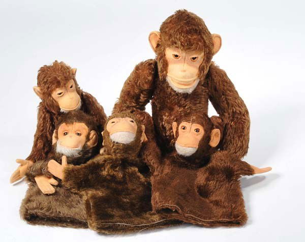 Steiff: English: Steiff and others, 5 Monkeys ( 3 Hand Puppets), W.-Germany, 1x button Deutsch: Steiff, u.a., 5 Affen ( 3 Handpuppen), W.-Germany, 23-26 cm, 1x Knopf, (3157)