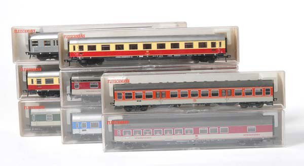 Fleischmann: English: Fleischmann, Convolute: 8 Passenger Cars, W.-Germany, gauge H0, plastic, condition 1- Deutsch: Fleischmann, Konvolut: 8 Personenwagen, W.-Germany, Spur H0, Kunststoff, Z 1-, (3343)