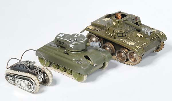 Gama: English: Gama, 3 Tanks, W.-Germany, 2x tin, 1x mixed material, windup defective, 1 dent, otherwise condition 2+ Deutsch: Gama, 3 Panzer, W.-Germany, 8-14 cm, 2x Blech, 1x Gemischtbauweise, Uhrwerk def