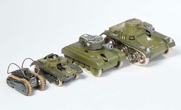 Gama: English: Gama, 4 Tanks, W.-Germany, 1x tin, 3x mixed material, windup ok, condition 1-2+ Deutsch: Gama, 4 Panzer, W.-Germany, 8-14 cm, 1x Blech, 3x Gemischtbauweise, Uhrwerk ok, Z 1-2+, (1298)