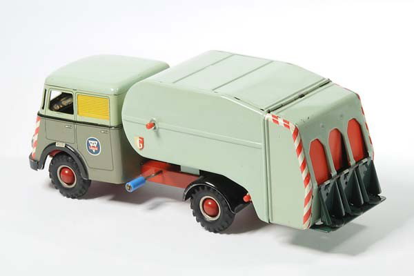 Arnold: English: Arnold, Garbage Truck, W.-Germany, tin, friction ok, minimal damage to paint, dent on drivers cab, barrels mssing, condition 2 Deutsch: Arnold, Müll LKW, 36 cm, W.-Germany, Blech, Friktion o