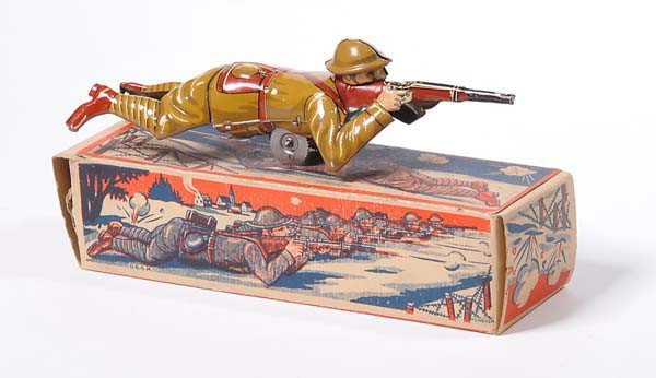 Arnold: English: Arnold, Soldier with Gun, Germany prewar, tin, windup ok, original box condition 1-, condition 1 Deutsch: Arnold, Soldat mit Gewehr, 19 cm, Germany VK, Blech, Uhrwerk ok, Okt Z 1-, Z 1 (2858)