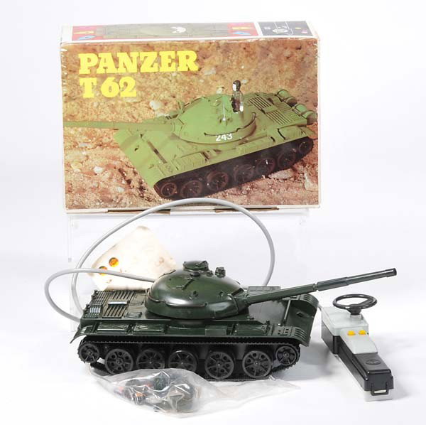 Anker: English: Anker, Tank T 62, GDR, plastic, original box condition 1, condition 1 Deutsch: Anker, Panzer T 62, DDR, 25 cm, Kunststoff, Okt Z 1, Z 1, (3387)