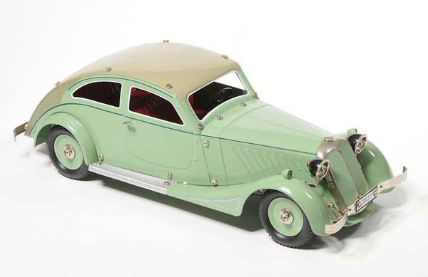 Märklin: English: Maerklin, Flow Line Sedan Car, tin, windup ok, original box condition 1, reproduction from the 1990s, condition 1 Deutsch: Märklin, Stromlinien Limousine, 37 cm, Blech, Uhrwerk ok, Okt Z 1,