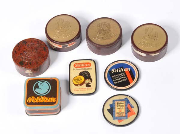 Pelikan: English: Pelikan, 3 pocket mirrors, 5 ink robbon boxes (4x Bakelite), good condition Deutsch: Pelikan, 3 Taschenspiegel, 5 Farbbanddosen (4x Bakelit), 5,5-7 cm, guter Zustand, (3172)