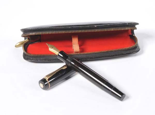 Montblanc: English: Montblanc Pen, traces of usage, good condition, in case Deutsch: Montblanc Füller, 12,5 cm, Gebrauchsspuren, guter Zustand, im Etui, (2454)