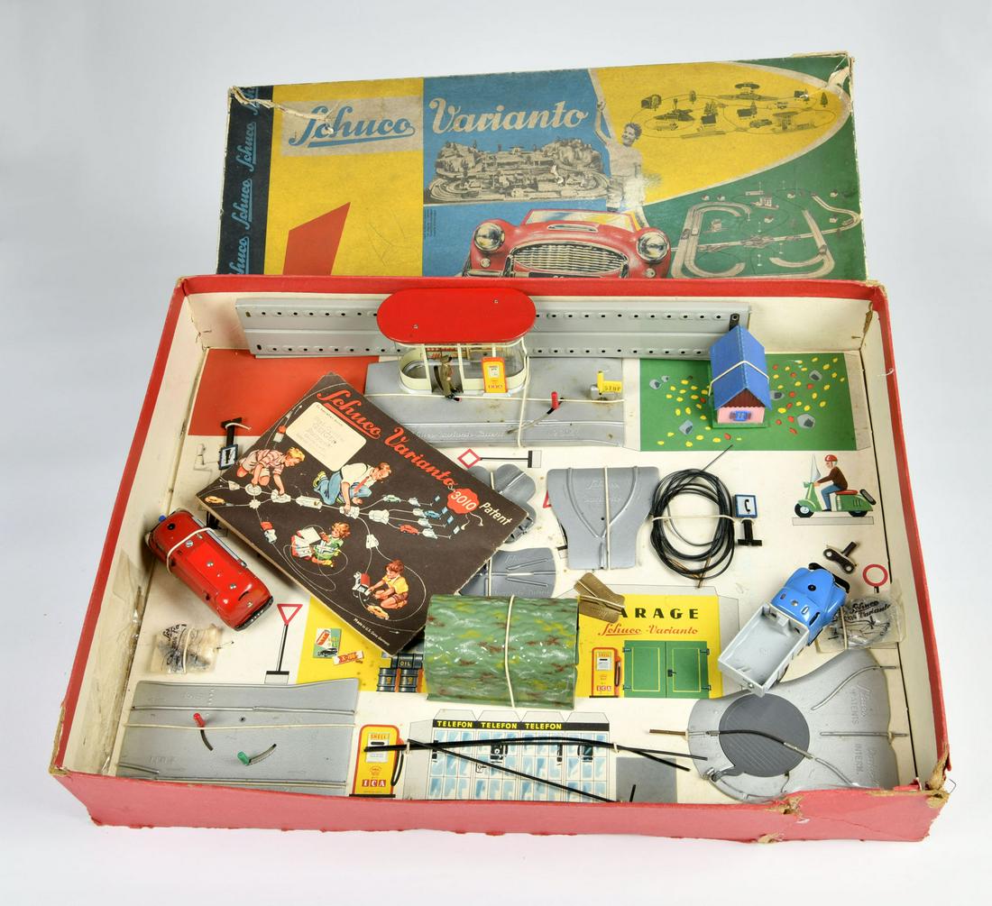 Schuco, Varianto Kasten mit 2 Autos, Tankstelle etc. (1 of 1)